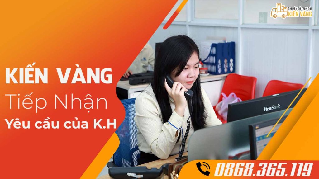 Nhân viên tiếp nhận yêu cầu của khách hàng